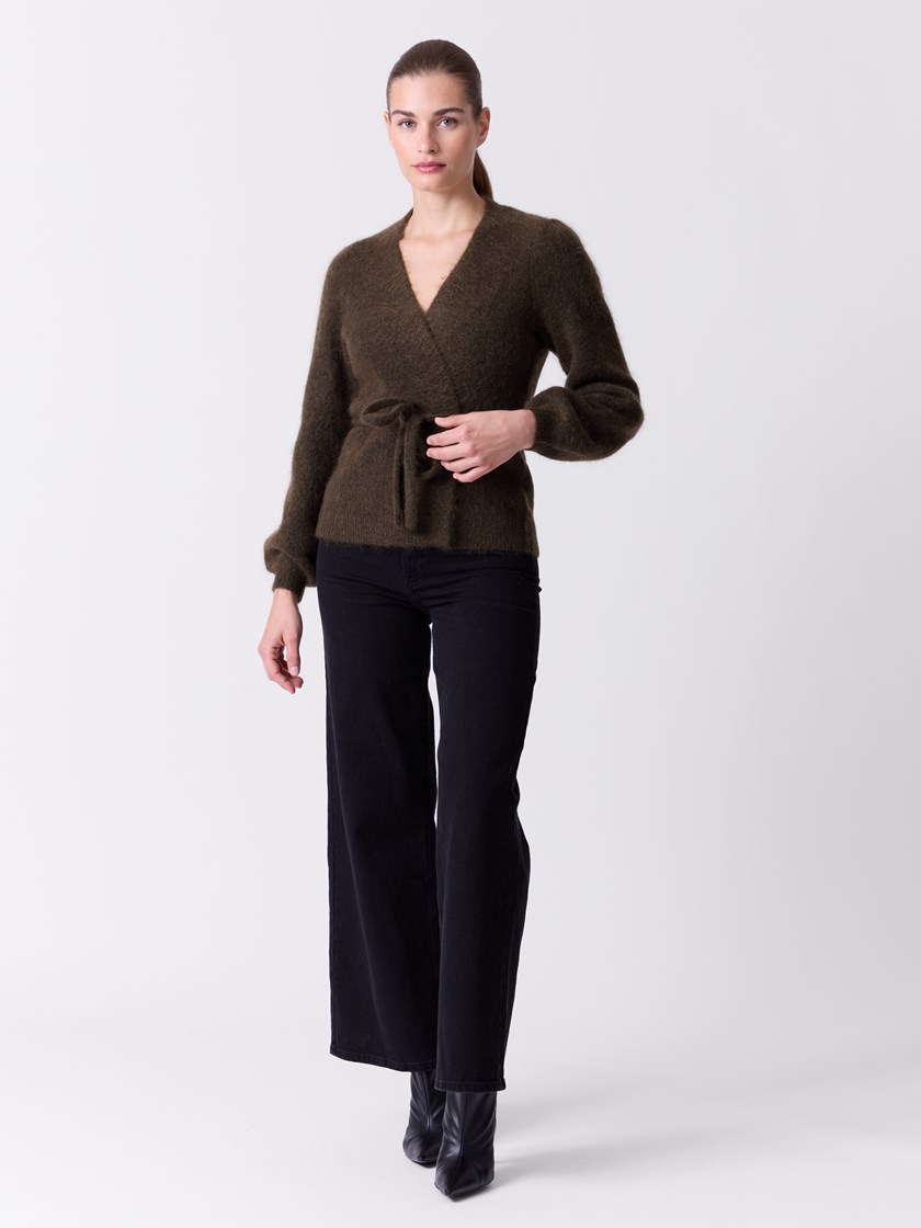 7515899 AIA 7515899_AIA-DONNA-A26-Modell-Front_chn=match_8662_Lina cardigan AIA.jpg_Front||Front