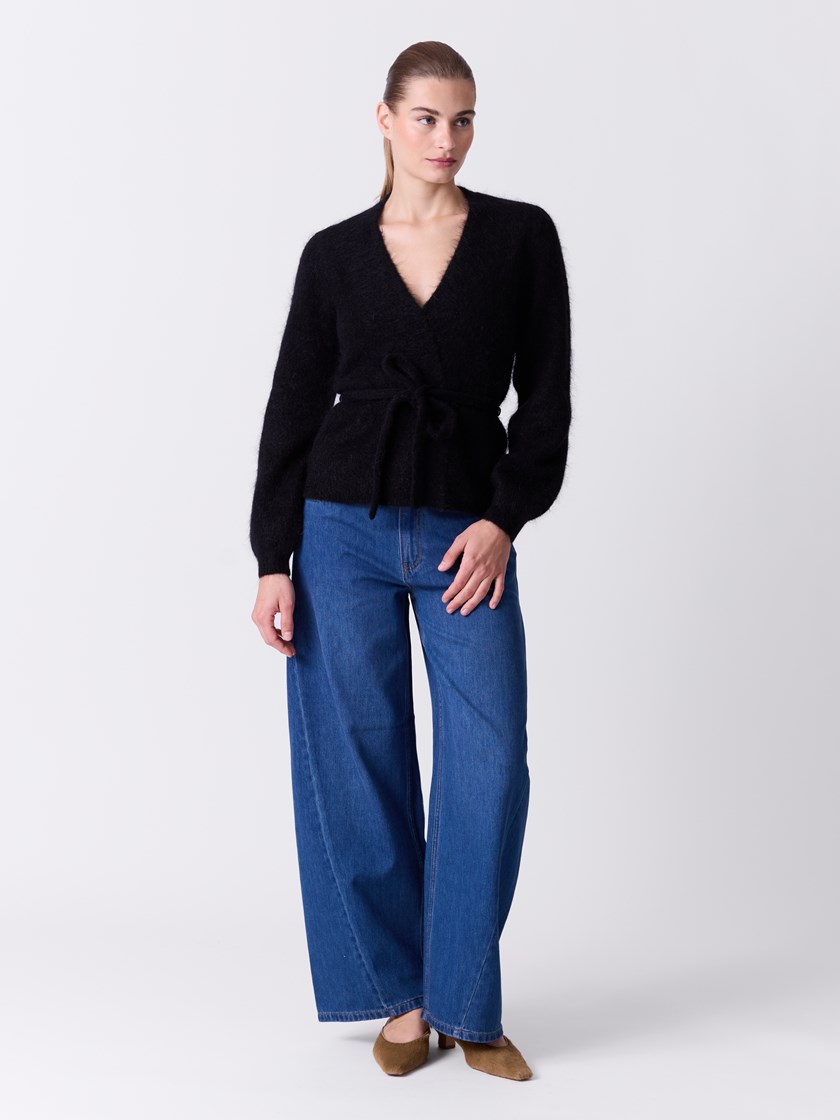 7515899 ID2 7515899_ID2-DONNA-A26-Modell-Front_chn=match_8889_Lina cardigan ID2.jpg_Front||Front