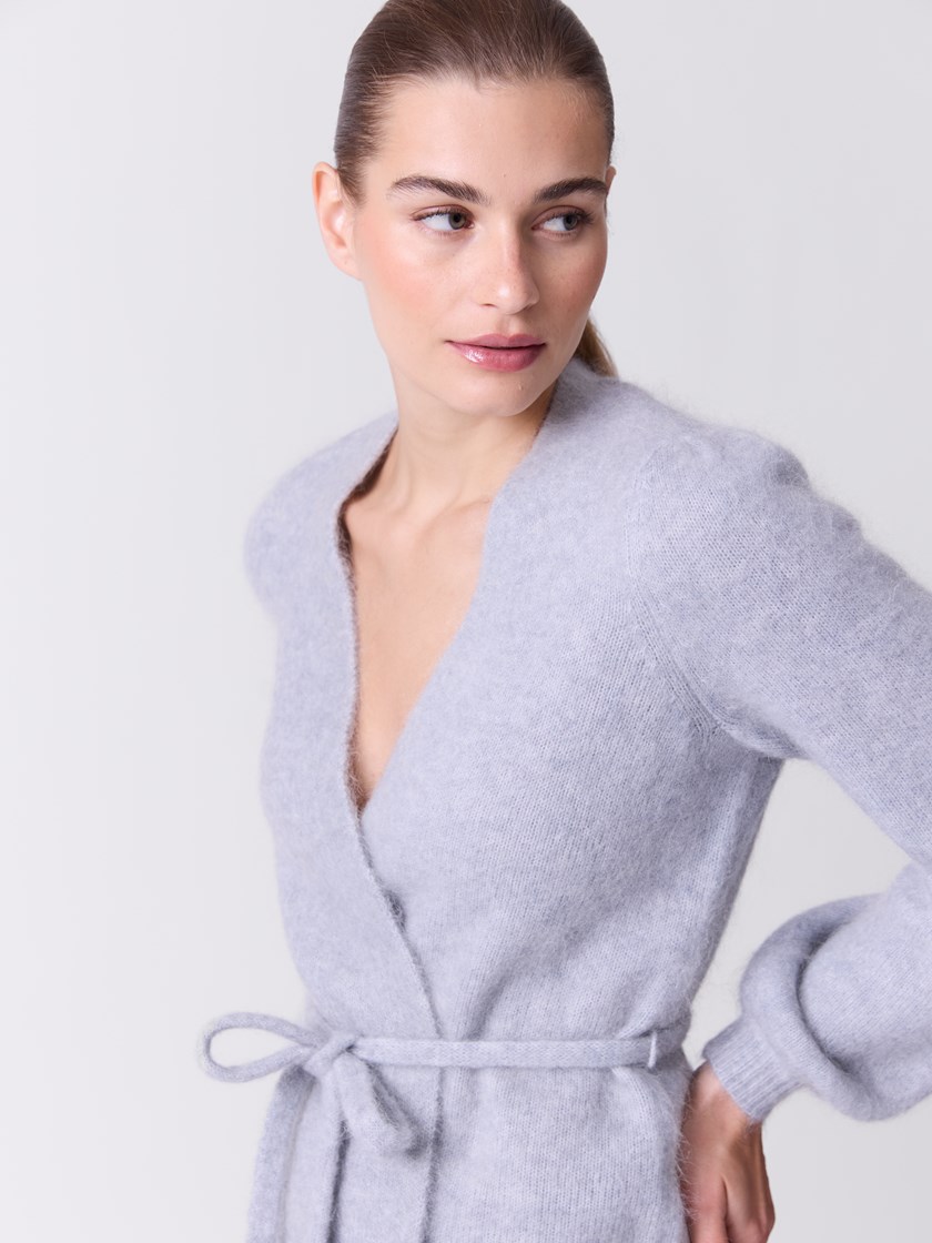 7515899 IEY 7515899_IEY-DONNA-A26-Modell-Front_chn=match_1542_Lina cardigan IEY.jpg_Front||Front