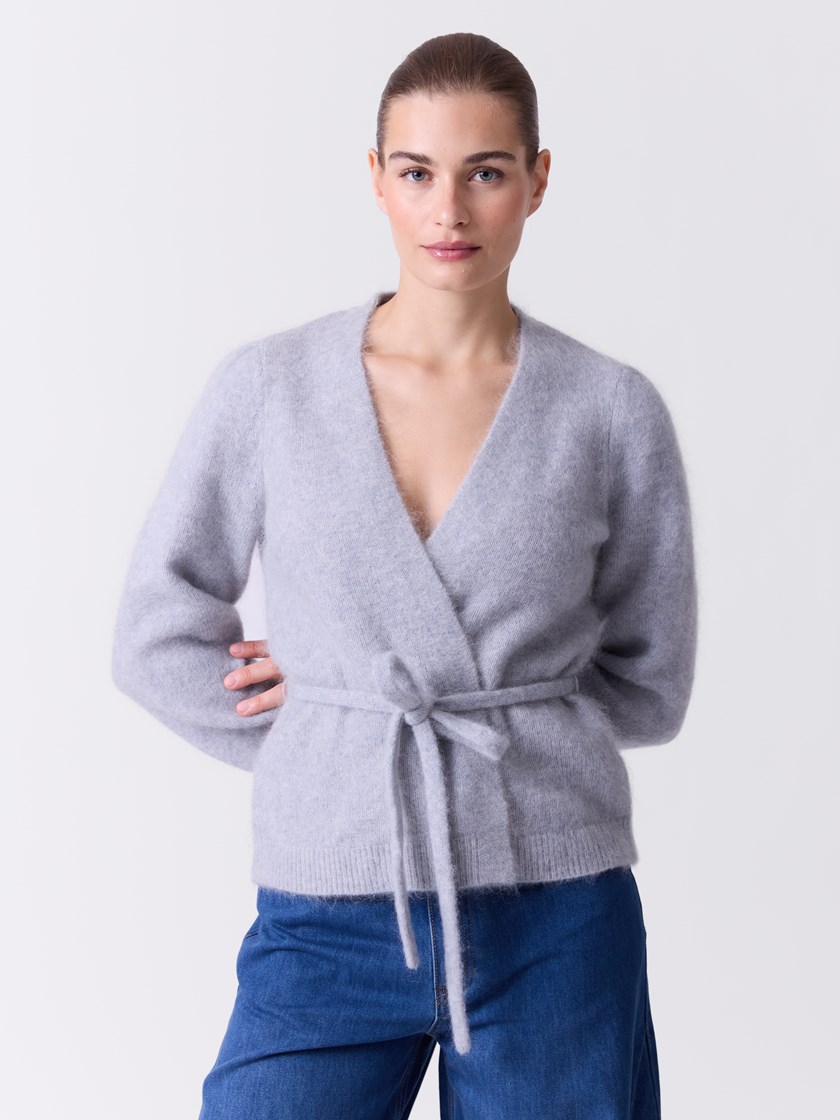 7515899 IEY 7515899_IEY-DONNA-A26-Modell-Front_chn=match_189_Lina cardigan IEY.jpg_Front||Front