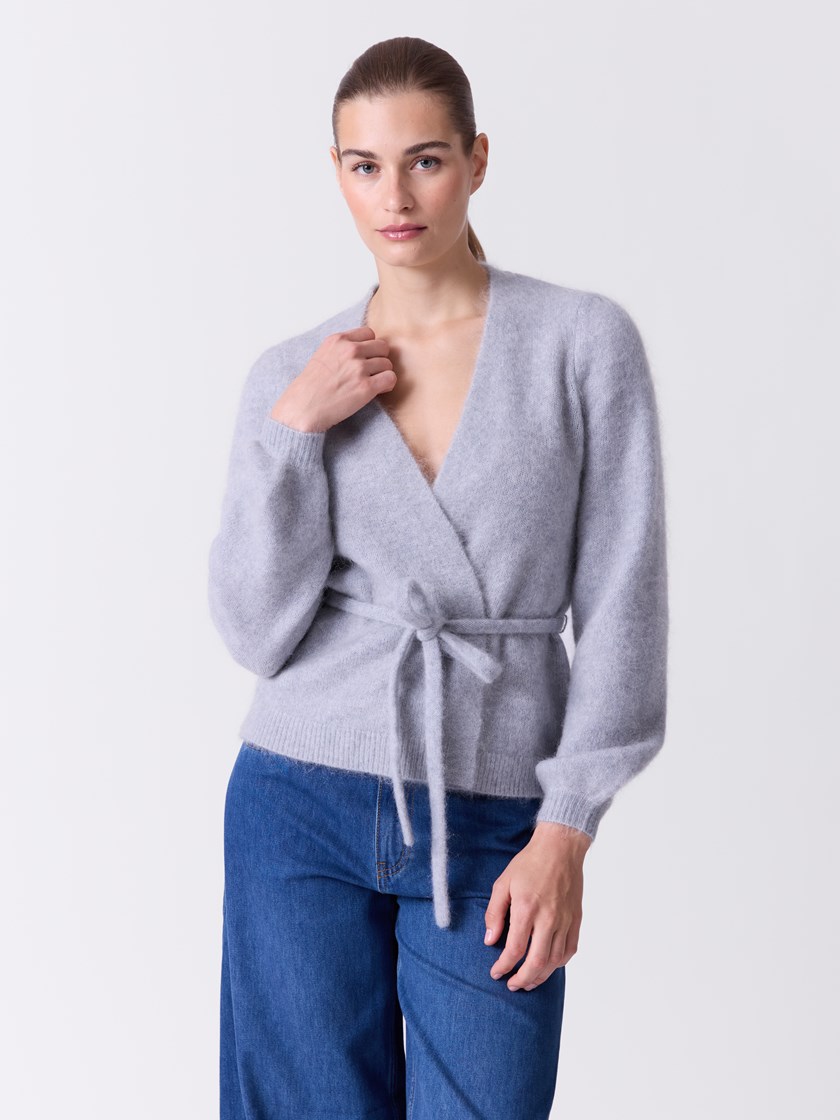7515899 IEY 7515899_IEY-DONNA-A26-Modell-Front_chn=match_7970_Lina cardigan IEY.jpg_Front||Front