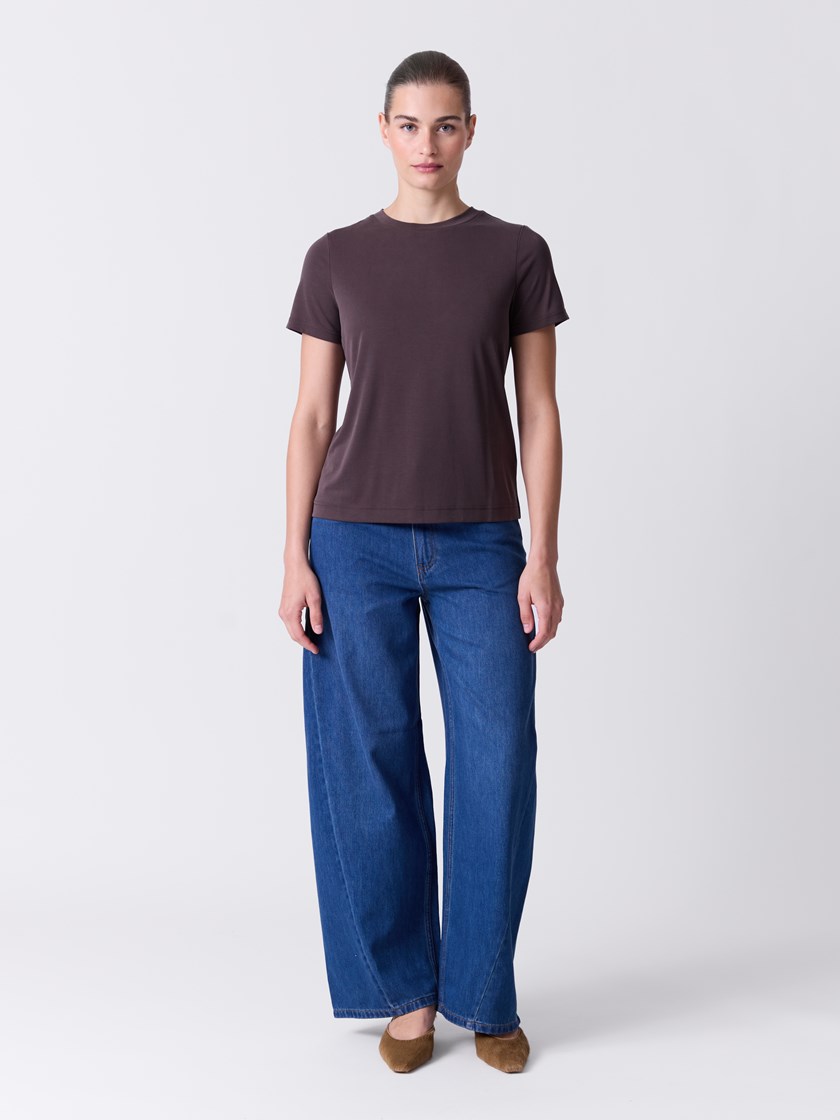 7515907 AIJ 7515907_AIJ-DONNA-A26-Modell-Front_chn=match_589_Lisa t-skjorte AIJ.jpg_Front