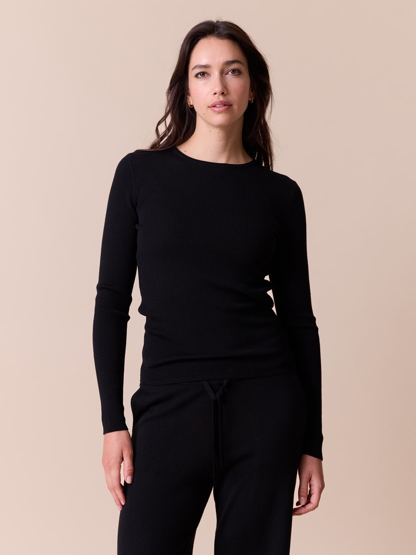 7515915 ID2 7515915_ID2-MARIEPHILIPPE-A26-Modell-Front_chn=match_2037_Susanne merinorundhals ID2.jpg_Front