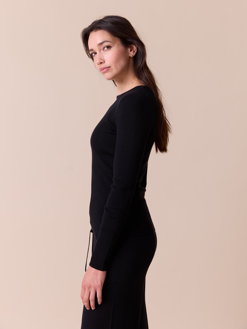 7515915 ID2 7515915_ID2-MARIEPHILIPPE-A26-Modell-Front_chn=match_9404_Susanne merinorundhals ID2.jpg_Front