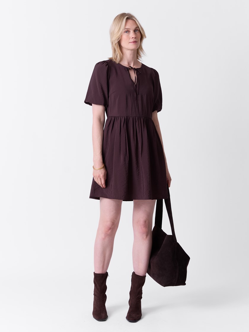 7515917 AIN 7515917_AIN-VAVITE-A26-Modell-Front_chn=match_303_Camelia kjole AIN.jpg_Front||Front