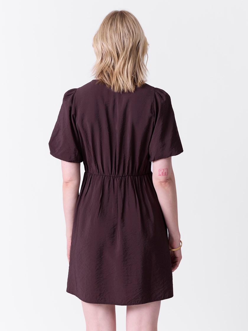 7515917 AIN 7515917_AIN-VAVITE-A26-Modell-Front_chn=match_4705_Camelia kjole AIN.jpg_Front||Front