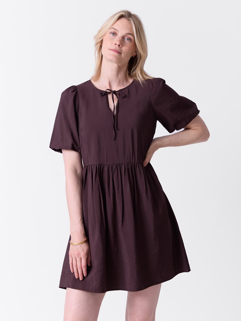 7515917 AIN 7515917_AIN-VAVITE-A26-Modell-Front_chn=match_7575_Camelia kjole AIN.jpg_Front||Front