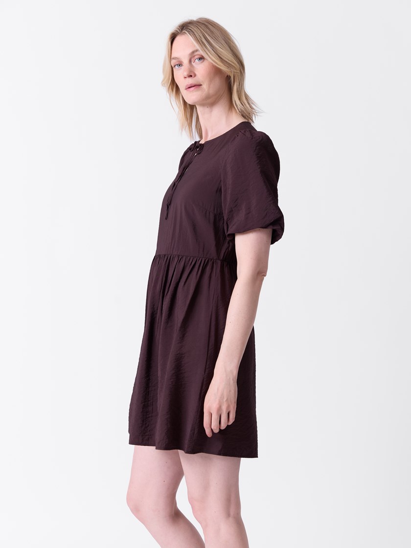 7515917 AIN 7515917_AIN-VAVITE-A26-Modell-Front_chn=match_8697_Camelia kjole AIN.jpg_Front||Front