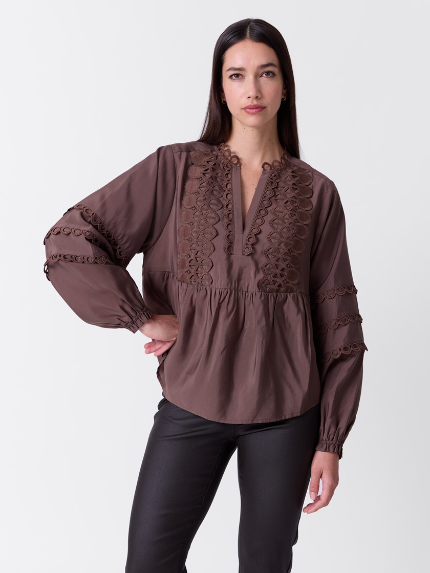 7515927 AGX 7515927_AGX-MARIEPHILIPPE-A26-Modell-Front_chn=match_7722_Vanessa bluse AGX.jpg_Front