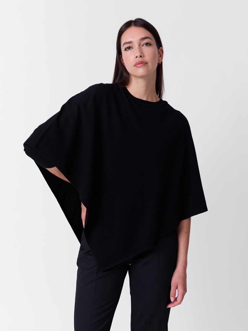 7516033 ID2 7516033_ID2-MARIEPHILIPPE-A26-Modell-Front_chn=match_7419_Olea poncho ID2.jpg_