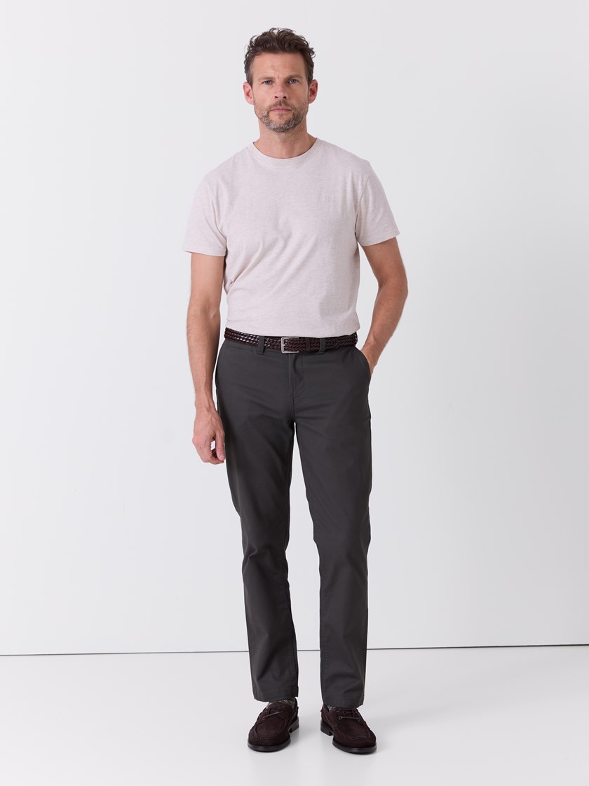 7516039 R83 7516039_R83-REDFORD-A26-Modell-Front_chn=match_7134_Christer chinos R83.jpg_Front||Front