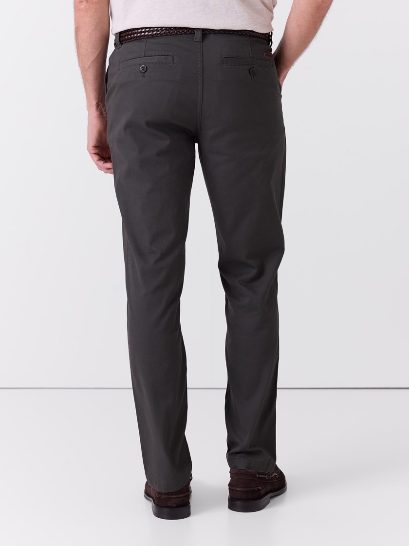 7516039 R83 7516039_R83-REDFORD-A26-Modell-Front_chn=match_8158_Christer chinos R83.jpg_Front||Front