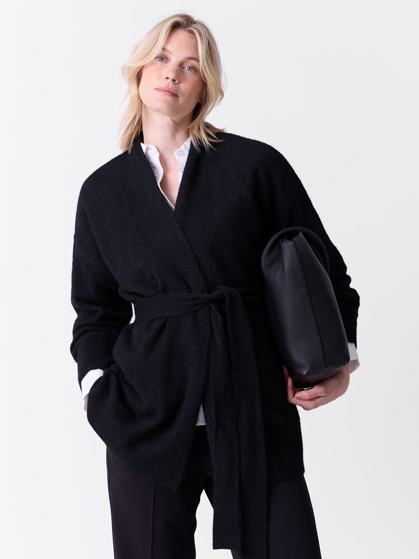 7516044 ID2 7516044_ID2-VAVITE-A26-Modell-Front_chn=match_9525_May cardigan ID2.jpg_Front||Front