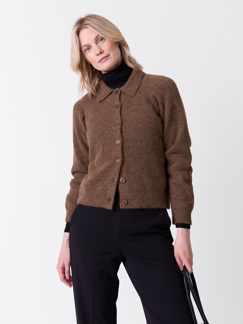 7516082 AHK 7516082_AHK-VAVITE-A26-Modell-Front_chn=match_6820_Florence cardigan AHK.jpg_Front||Front