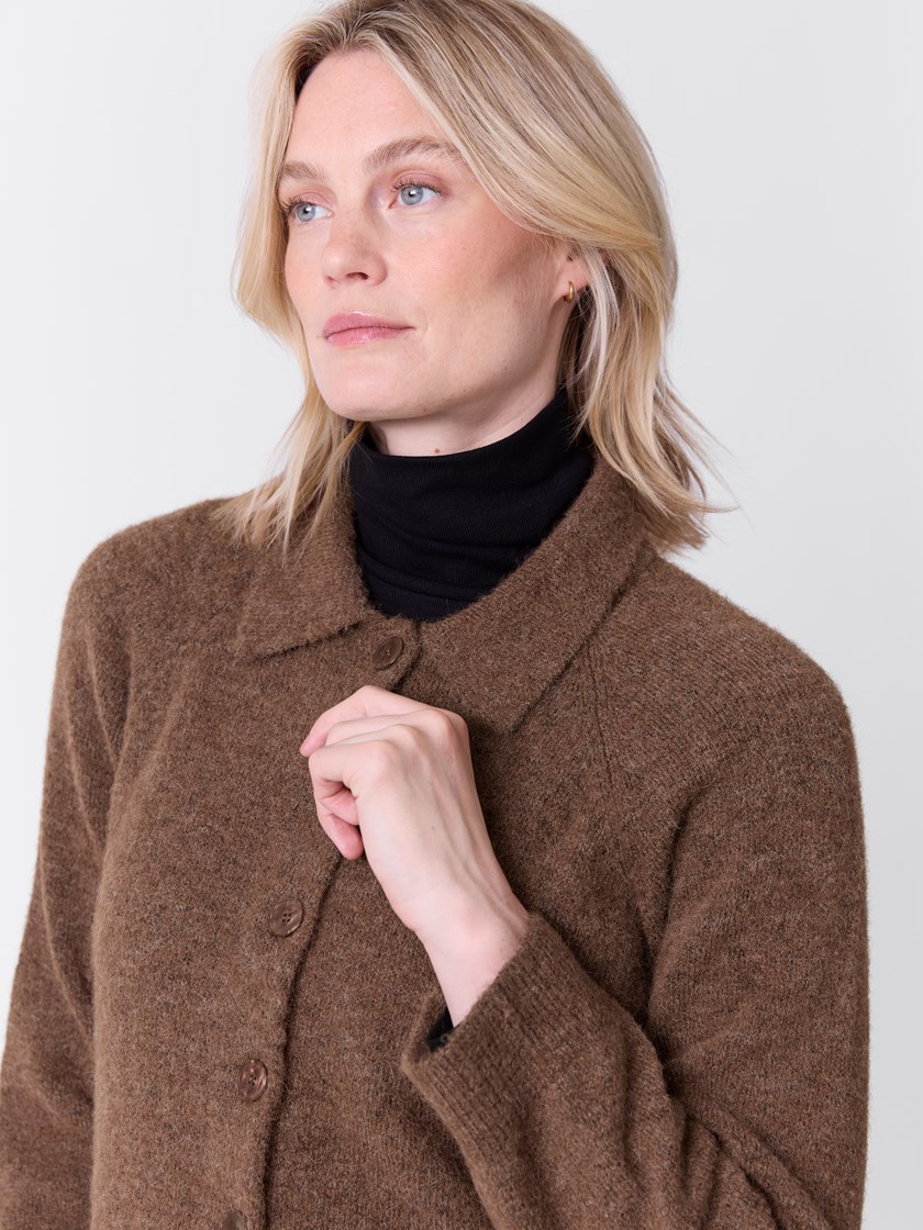 7516082 AHK 7516082_AHK-VAVITE-A26-Modell-Front_chn=match_7739_Florence cardigan AHK.jpg_Front||Front