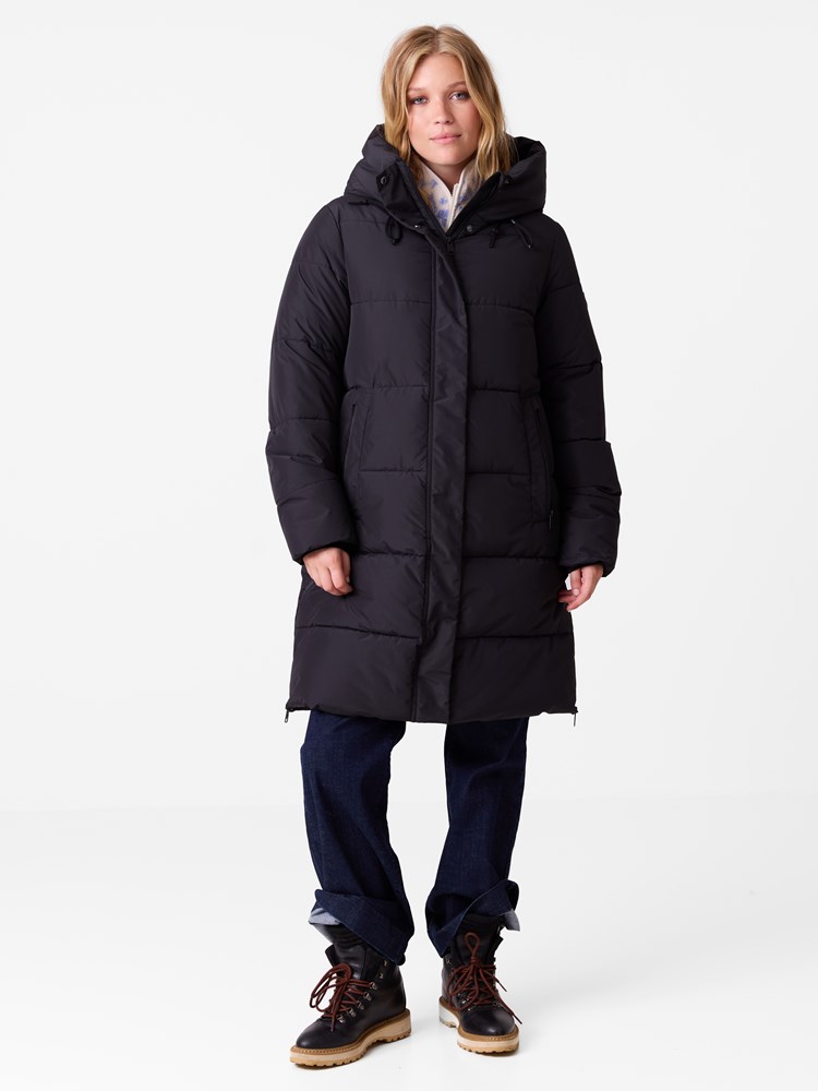 Ebba kåpe 7516093_C25-JEANPAUL-A26-Modell-Front_1199_Ebba kåpe C25.jpg_Front||Front