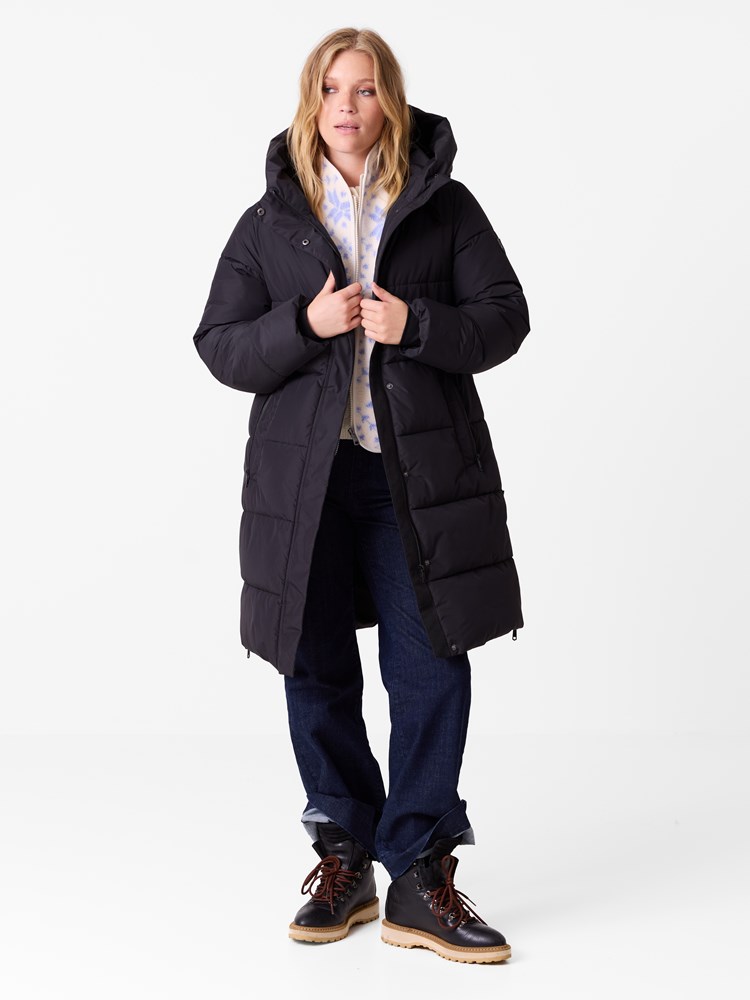 Ebba kåpe 7516093_C25-JEANPAUL-A26-Modell-Front_5494_Ebba kåpe C25.jpg_Front||Front
