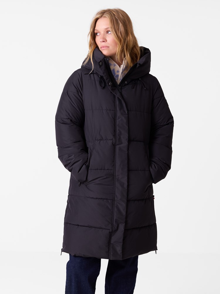 Ebba kåpe 7516093_C25-JEANPAUL-A26-Modell-Front_5685_Ebba kåpe C25.jpg_Front||Front