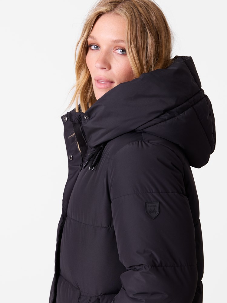 Ebba kåpe 7516093_C25-JEANPAUL-A26-Modell-Front_5885_Ebba kåpe C25.jpg_Front||Front