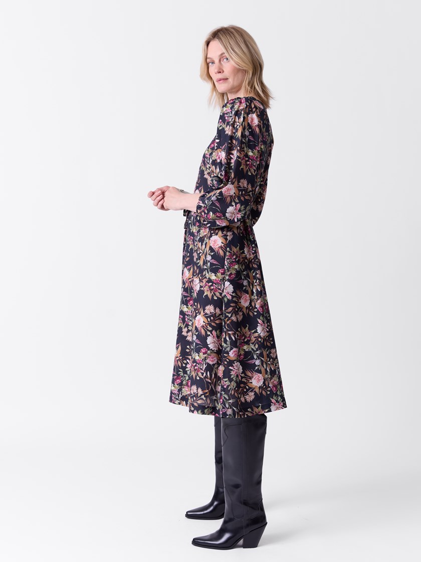 7516232 ID2 7516232_ID2-VAVITE-A26-Modell-Front_chn=match_2687_Sabrina kjole ID2.jpg_Front||Front