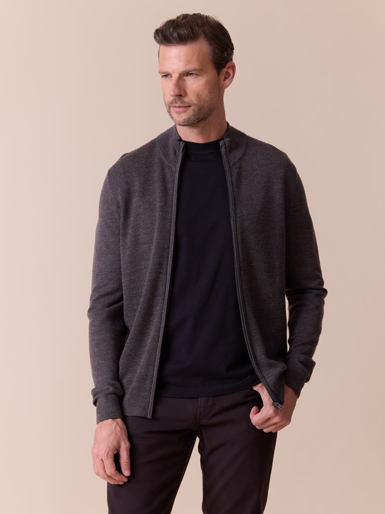 Manzini ullcardigan 7516316_AIE-MARIOCONTI-A26-Modell-Front_chn=match_3186_Manzini ullcardigan AIE.jpg_Front||Front