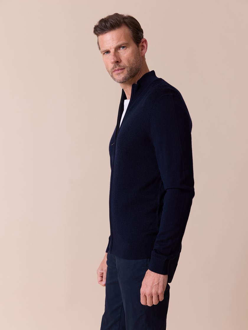 7516316 EN9 7516316_EN9-MARIOCONTI-A26-Modell-Front_chn=match_2836_Manzini ullcardigan EN9.jpg_Front||Front