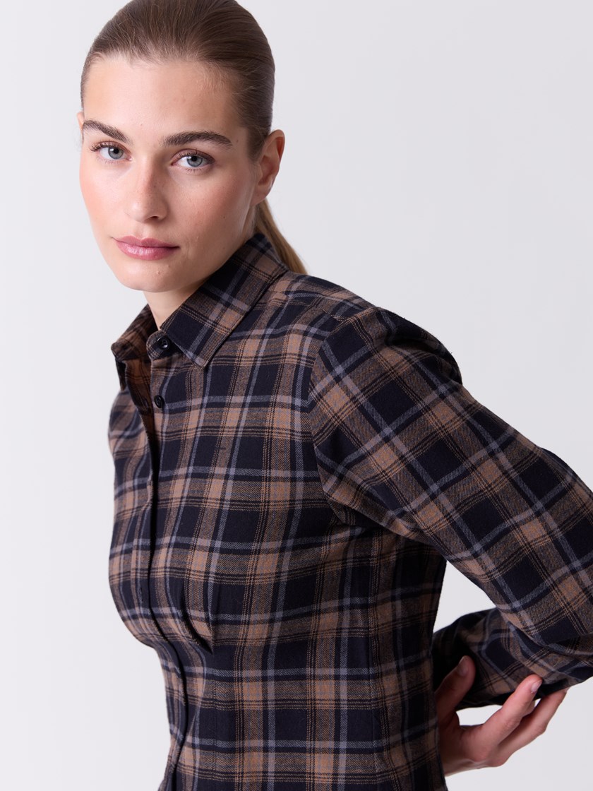 7516379 ID2 7516379_ID2-DONNA-A26-Modell-Front_chn=match_5415_Chekira skjorte ID2.jpg_Front