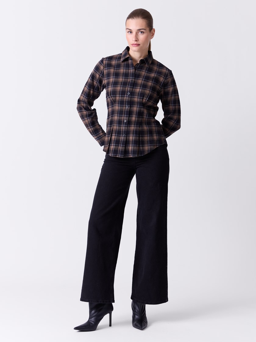 7516379 ID2 7516379_ID2-DONNA-A26-Modell-Front_chn=match_5442_Chekira skjorte ID2.jpg_Front