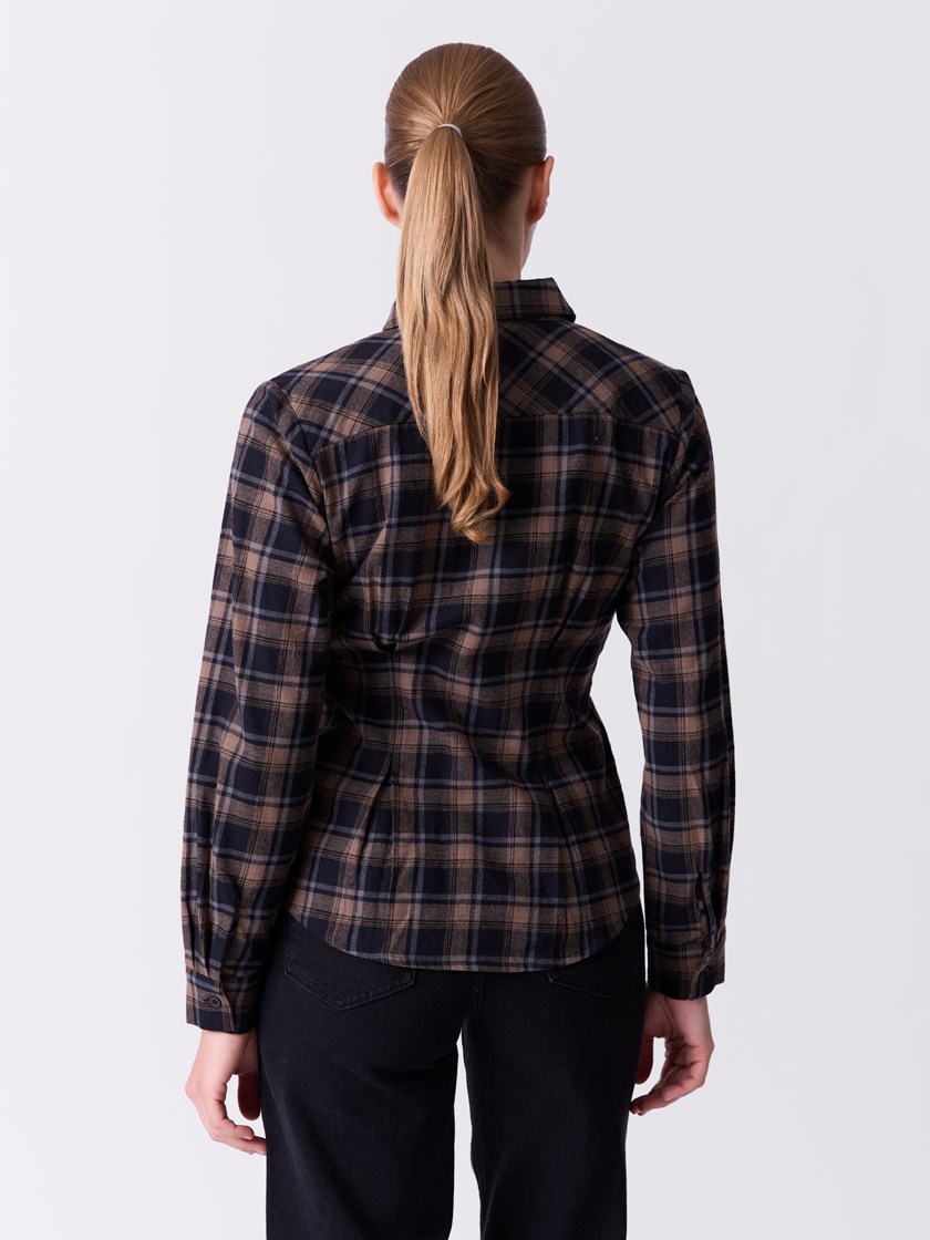 7516379 ID2 7516379_ID2-DONNA-A26-Modell-Front_chn=match_8944_Chekira skjorte ID2.jpg_Front