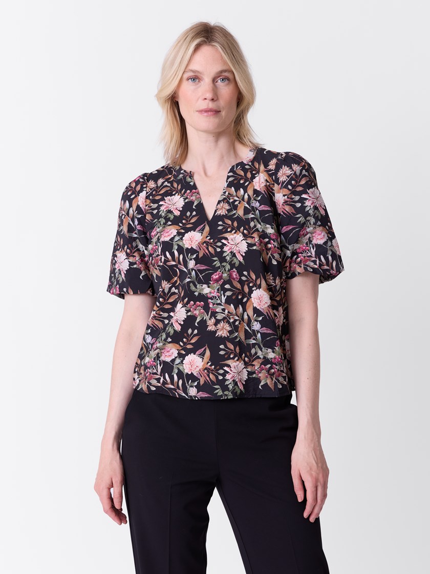 7516385 ID2 7516385_ID2-VAVITE-A26-Modell-Front_chn=match_5850_Camelia bluse ID2.jpg_Front||Front