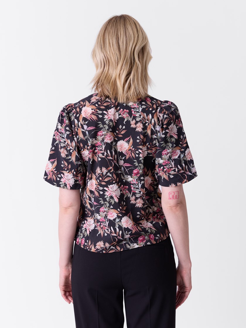 7516385 ID2 7516385_ID2-VAVITE-A26-Modell-Front_chn=match_6971_Camelia bluse ID2.jpg_Front||Front