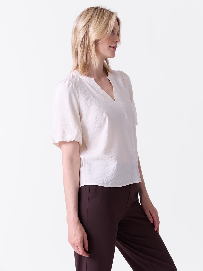 7516385 O79 7516385_O79-VAVITE-A26-Modell-Front_chn=match_7647_Camelia bluse O79.jpg_Front||Front