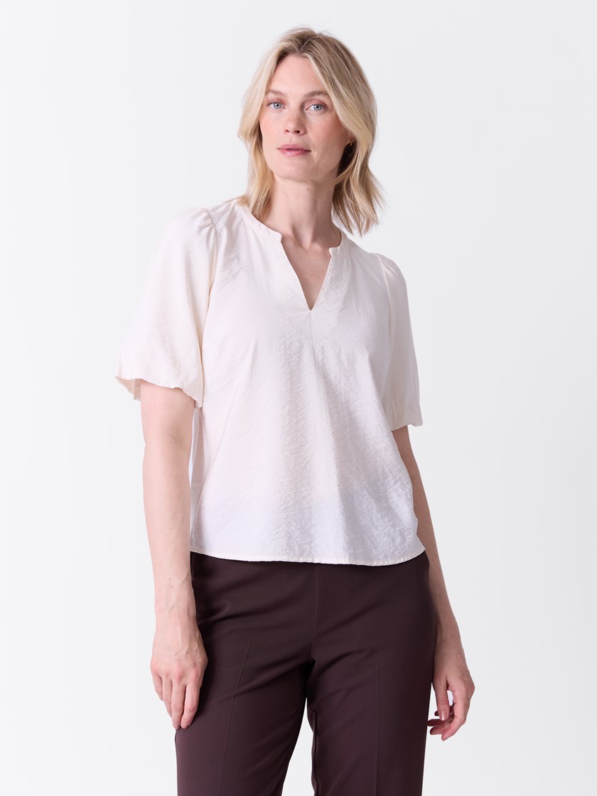7516385 O79 7516385_O79-VAVITE-A26-Modell-Front_chn=match_8256_Camelia bluse O79.jpg_Front||Front