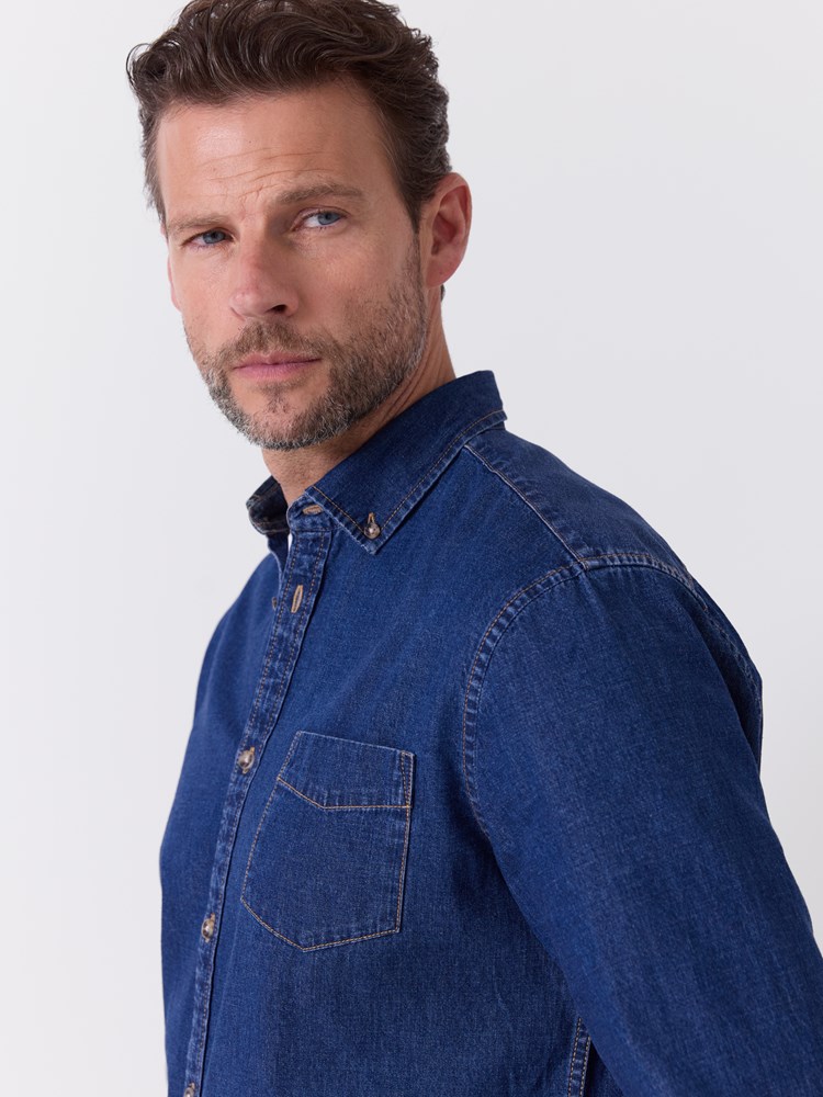 Chambray skjorte 7516386_EHJ-REDFORD-A26-Modell-Front_chn=match_7028_Chambray skjorte EHJ.jpg_Front