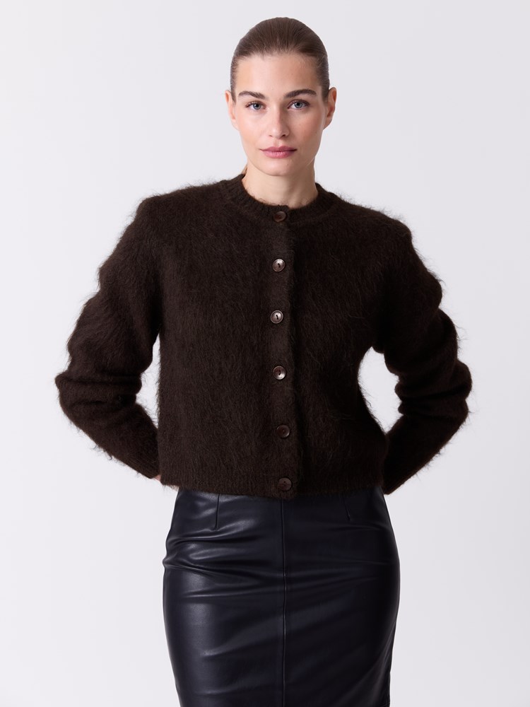 Esme cardigan 7516405_AIJ-DONNA-A26-Modell-Front_chn=match_5251_Esme cardigan AIJ.jpg_Front||Front
