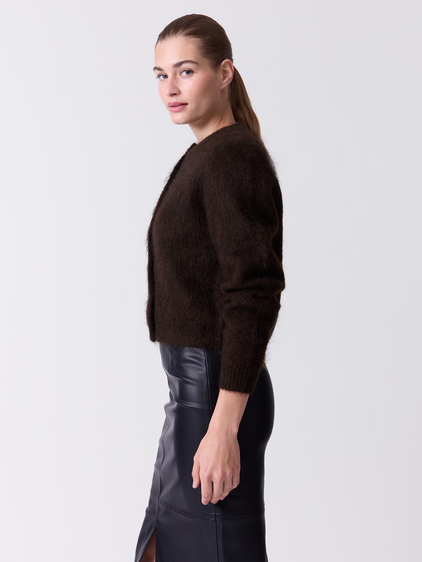 7516405 AIJ 7516405_AIJ-DONNA-A26-Modell-Front_chn=match_7311_Esme cardigan AIJ.jpg_Front||Front