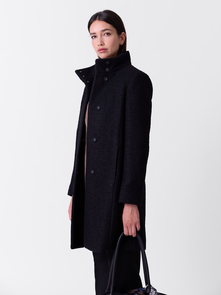7516411 ID2 7516411_ID2-MARIEPHILIPPE-A26-Modell-Front_chn=match_3403_Marita boucle kåpe ID2.jpg_Front||Front
