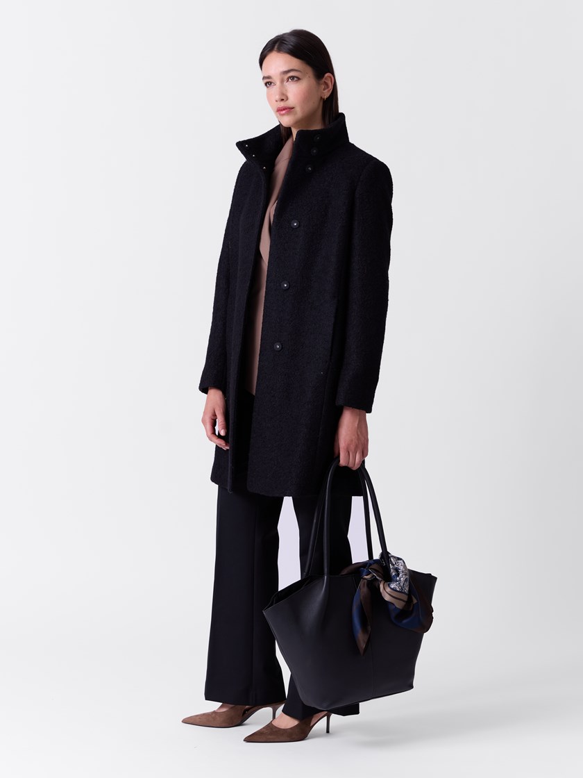 7516411 ID2 7516411_ID2-MARIEPHILIPPE-A26-Modell-Front_chn=match_8421_Marita boucle kåpe ID2.jpg_Front||Front