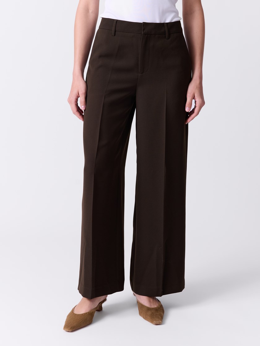 7516502 AIJ 7516502_AIJ-DONNA-A26-Modell-Front_chn=match_900_Luella bukse AIJ.jpg_Front||Front
