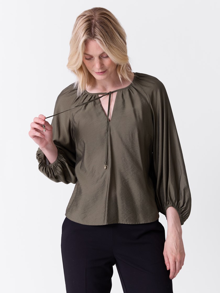 7516587 GPB 7516587_GPB-VAVITE-A26-Modell-Front_chn=match_1065_Sabrina bluse GPB.jpg_Front