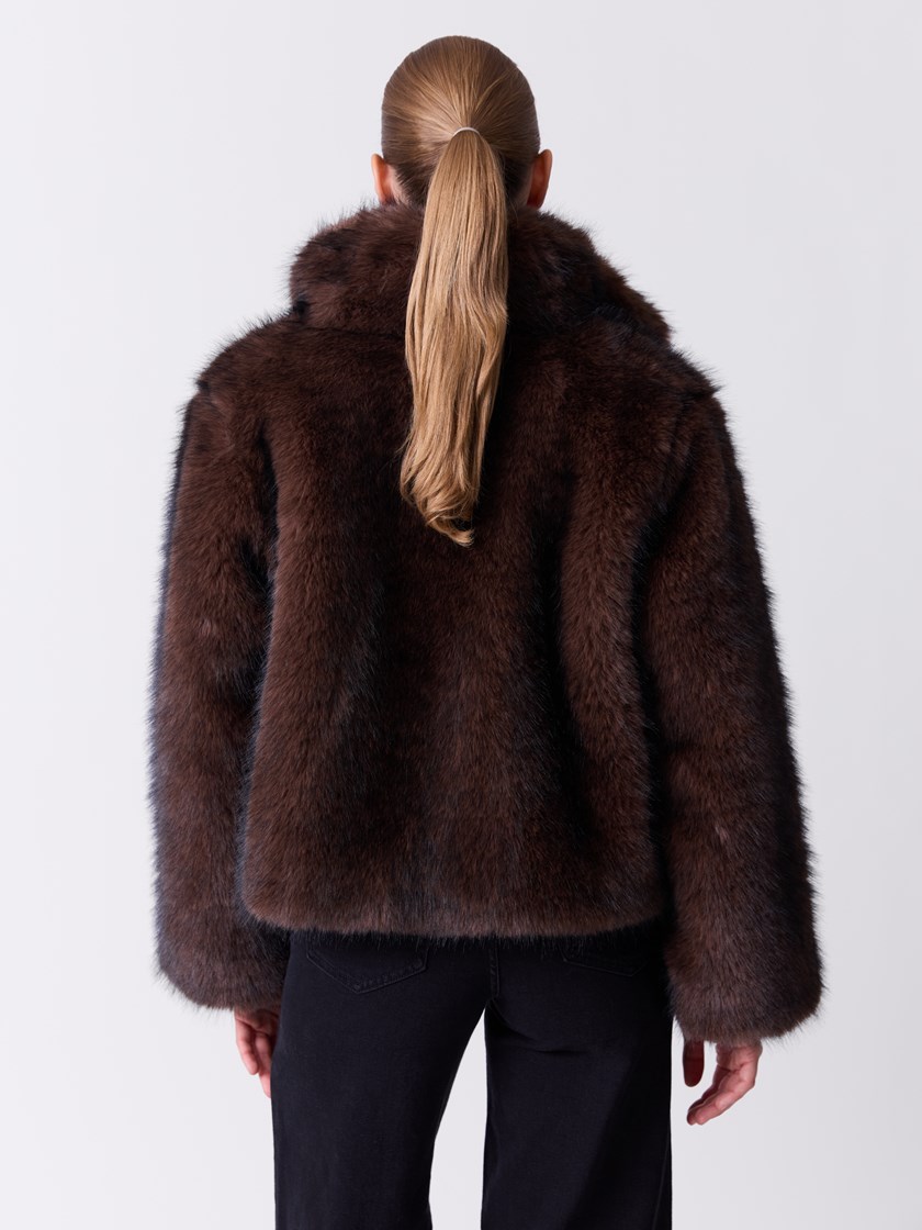 7516601 AIJ 7516601_AIJ-DONNA-A26-Modell-Front_chn=match_3753_Isolde pelsjakke AIJ.jpg_Front||Front