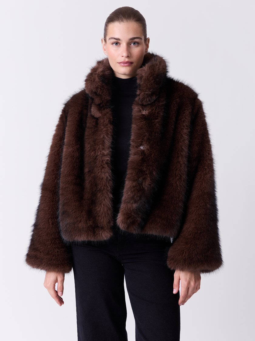 7516601 AIJ 7516601_AIJ-DONNA-A26-Modell-Front_chn=match_9058_Isolde pelsjakke AIJ.jpg_Front||Front