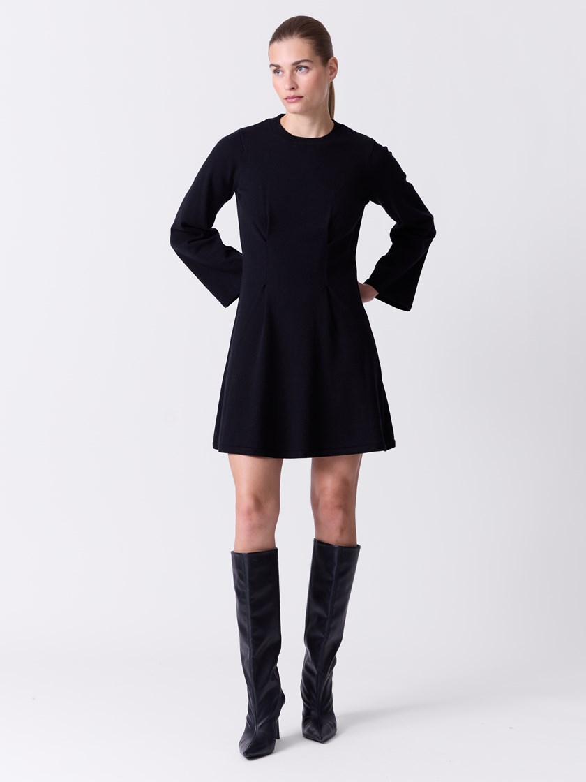 7516626 ID2 7516626_ID2-DONNA-A26-Modell-Front_chn=match_7736_Peplum kjole ID2.jpg_Front||Front