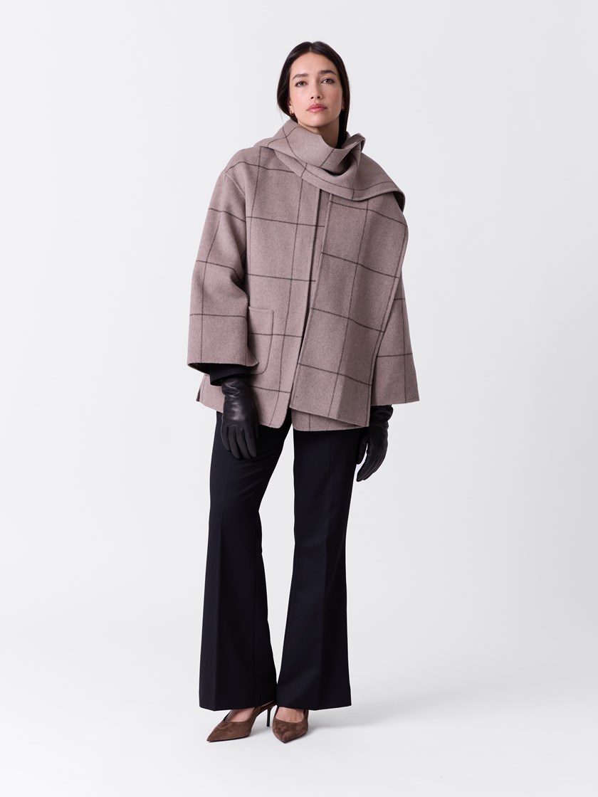 7516648 S32 7516648_S32-MARIEPHILIPPE-A26-Modell-Front_chn=match_7467_Susie kåpe S32.jpg_Front||Front