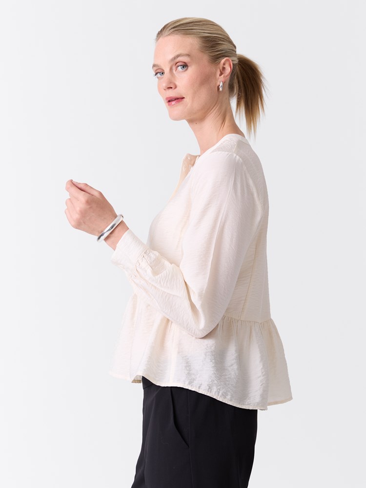 Camelia bluse 7516672_O79-VAVITE-W26-Modell-Front_chn=match_2819_Camelia bluse O79.jpg_Front||Front
