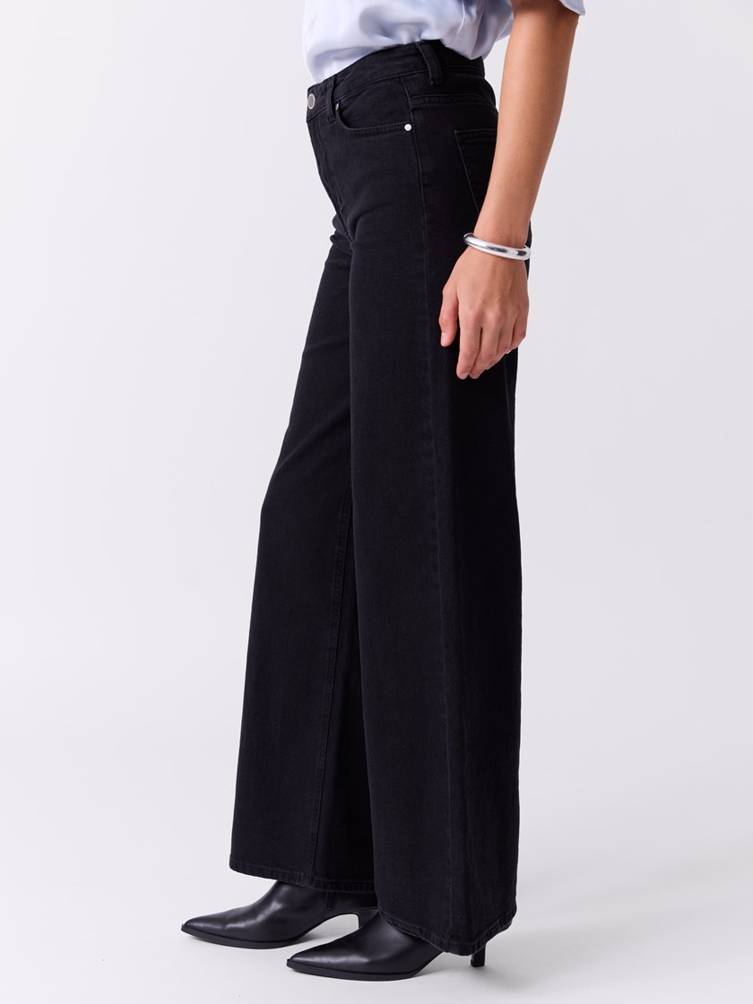 7516770 DAI 7516770_DAI-DONNA-A26-Modell-Front_chn=match_4990_Estelle wide jeans DAI.jpg_Front