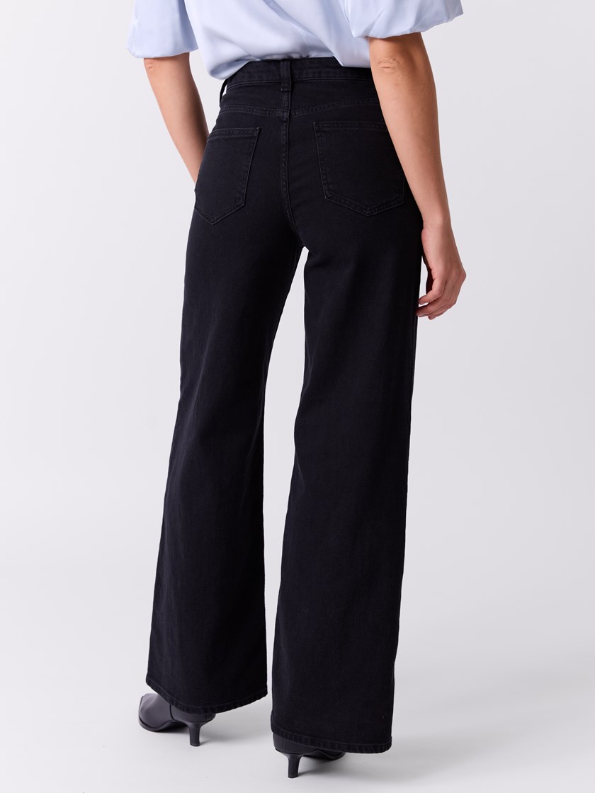 7516770 DAI 7516770_DAI-DONNA-A26-Modell-Front_chn=match_6499_Estelle wide jeans DAI.jpg_Front