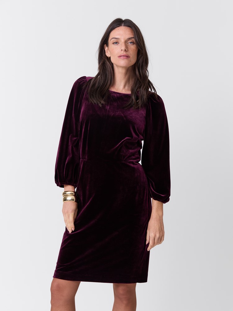 Ingrid velourkjole 7516812_MWD-MARIEPHILIPPE-W26-Modell-Front_chn=match_886_Ingrid velourkjole MWD.jpg_Front||Front