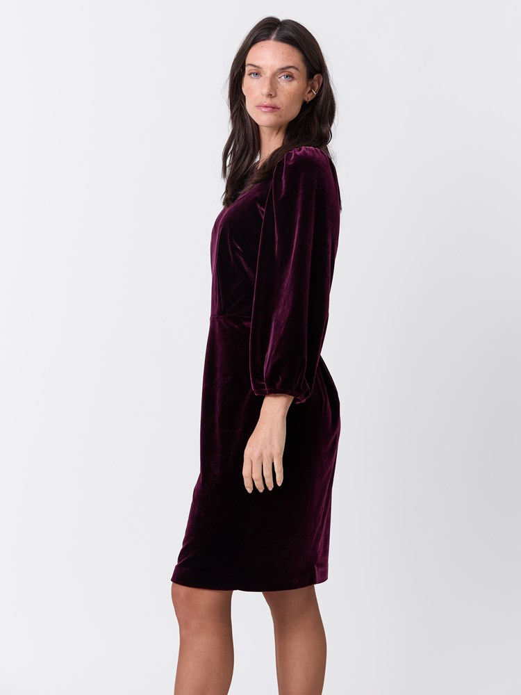 Ingrid velourkjole 7516812_MWD-MARIEPHILIPPE-W26-Modell-Front_chn=match_8914_Ingrid velourkjole MWD.jpg_Front||Front