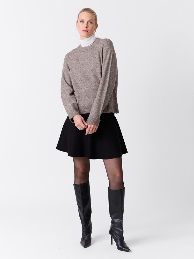 Stella genser 7516860_AHK-VAVITE-W26-Modell-Front_chn=match_9956_Stella genser AHK.jpg_Front||Front